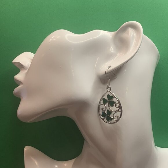 Shamrock Earring, St. Patrick's Day Earring, Clover Earring, Shamrock Jewelry - Picture 4 of 5